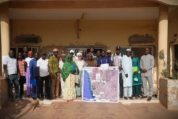 Photo de groupe devant la mairie de Sindia